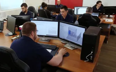 Equipe d'ingénieurs en centre de service