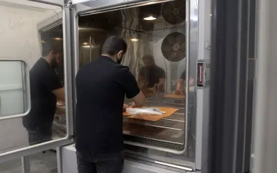 Un opérateur d'essais utilisant une enceinte climatique