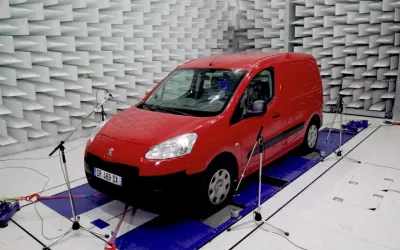 Essais acoustique d'un véhicule sur banc à rouleaux dans une cage semi-anéchoïque