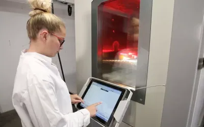 Opératrice devant une enceinte climatique