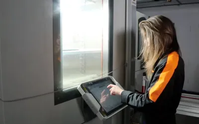 Opératrice devant une enceinte d'essais en ensoleillement