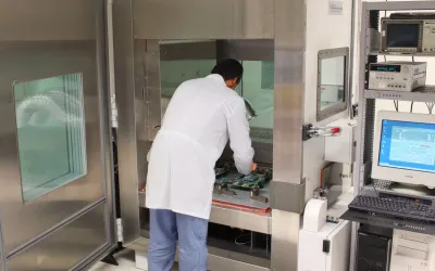 Opérateur monitorat l'équipement à tester en fiabilité