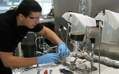 Un opérateur d'essais mettant en oeuvre un essai hydraulique