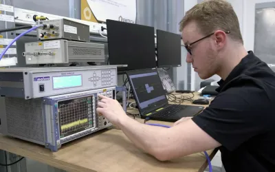 Opérateur devant son récepteur radiofréquence