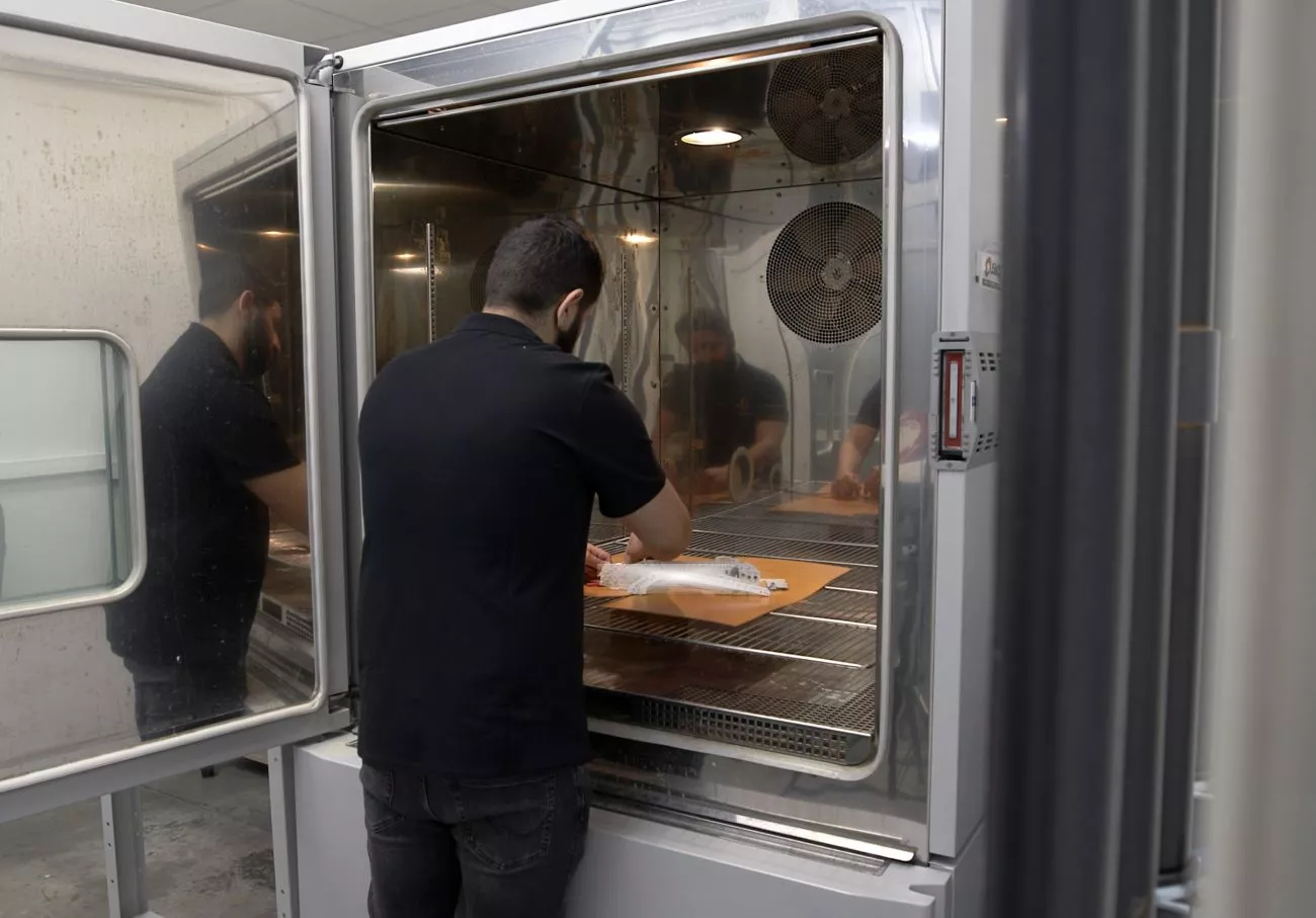 Essais climatiques et physico-chimiques Un opérateur d'essais utilisant une enceinte climatique