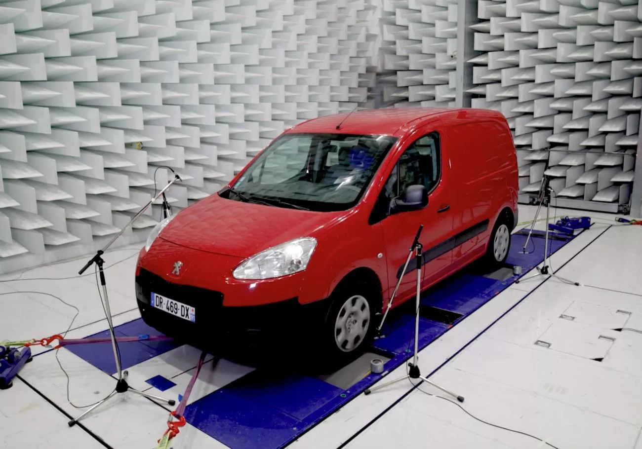 Essais acoustique d'un véhicule sur banc à rouleaux dans une cage semi-anéchoïque