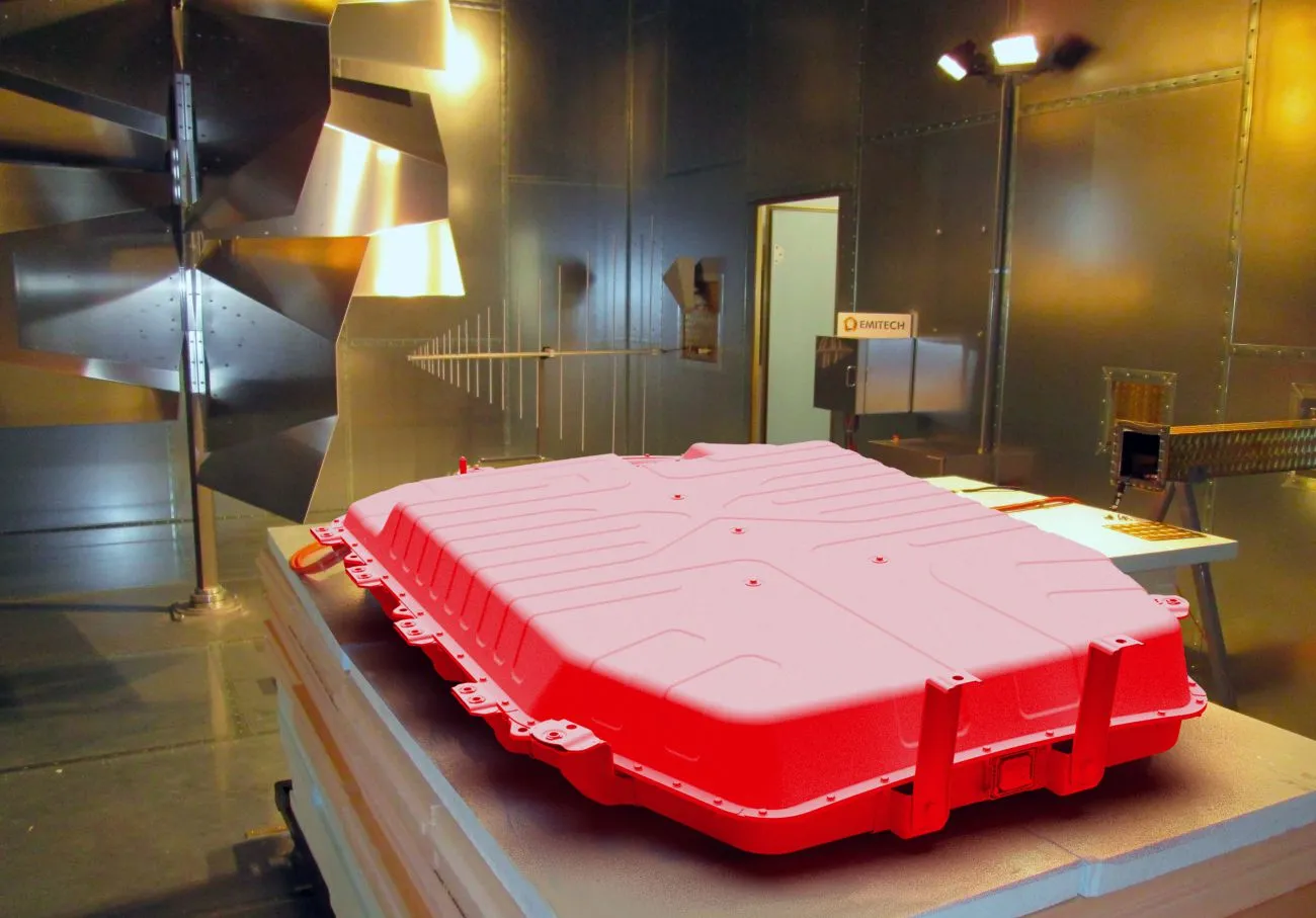 Essais CEM batteries Illustration d'un essais CEM en CRBM sur une batterie masquée par une maquette 3D