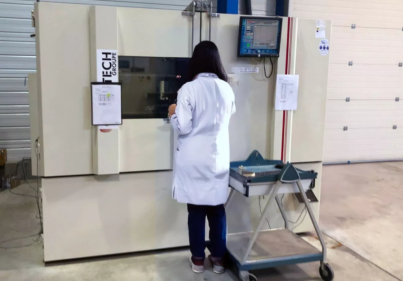 Essais chocs thermiques Opératrice d'essais devant son enceinte d'essais chocs thermiques