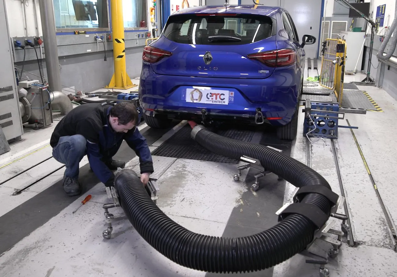 Appareillage véhicule pour essais de pollution banc à rouleaux