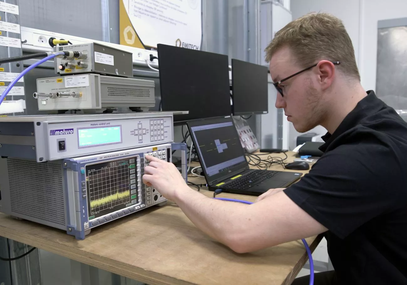 Opérateur devant son récepteur radiofréquence