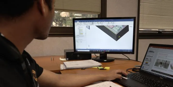 Ingénieur d'essais devant son logiciel de simulation mécanique