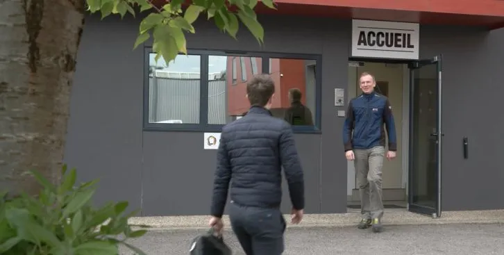 Un client rejoignant l'entrée du Groupe Emitech