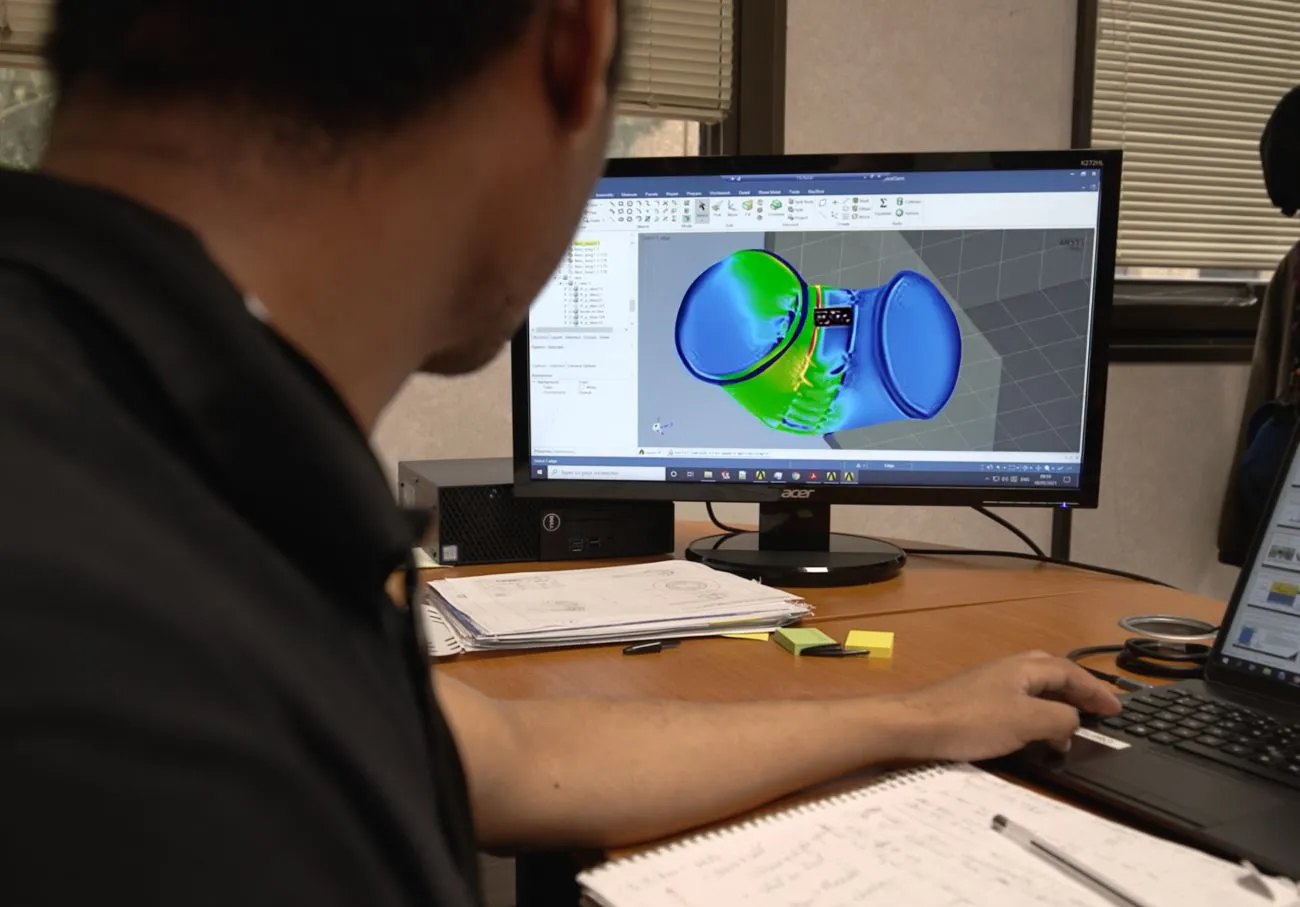 Simulation et optimisation des structures Ingénieur réalisant un calcul de fatigue mécanique